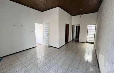 Imagem: A casa possui 3 Dormitórios, 2 Banheiros, 1 Vaga na garagem