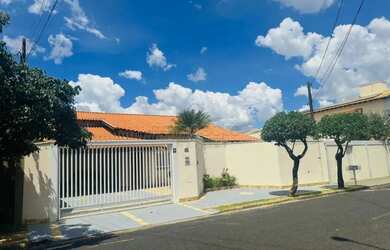 Imagem: A casa possui 3 Dormitórios, 4 Banheiros, 4 Vagas na garagem