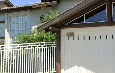 Imagem: A casa possui 4 Dormitórios, 3 Banheiros, 4 Vagas na garagem