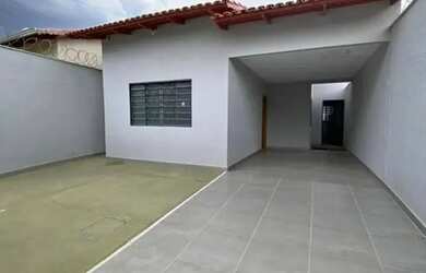 Imagem: A casa possui 3 Dormitórios, 2 Banheiros e 1 Vaga na garagem