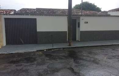 Imagem: A casa possui 3 Dormitórios, 3 Banheiros, 2 Vagas na garagem