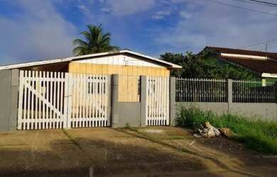 Imagem: A casa possui 3 Dormitórios, 2 Banheiros, 2 Vagas na garagem