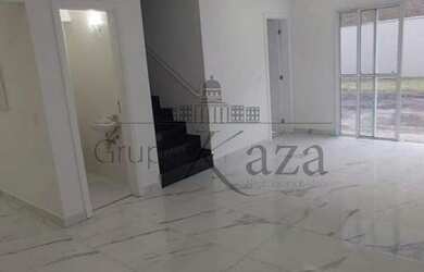 Imagem: A casa em condomínio possui 4 Dormitórios, 2 Banheiros, 2