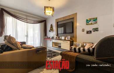 Imagem: A casa possui 4 Dormitórios, 1 Banheiro, 2 Vagas na garagem