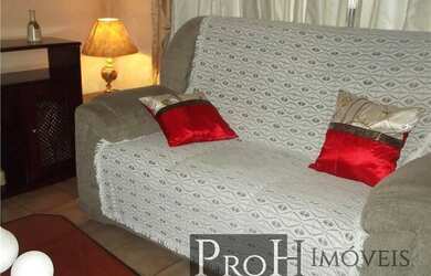 Imagem: A casa possui 3 Dormitórios, 2 Banheiros, 2 Vagas na garagem