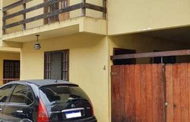 Imagem: A casa possui 3 Dormitórios, 2 Banheiros, 1 Vaga na garagem