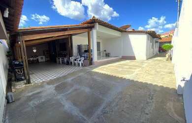 Imagem: A casa possui 4 Dormitórios, 3 Banheiros, 3 Vagas na garagem