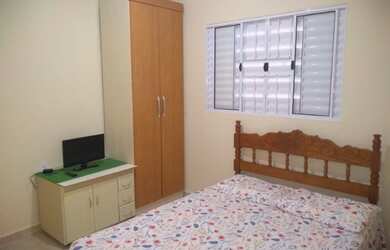 Imagem: A casa possui 1 Dormitório, 1 Banheiro, 1 Vaga na garagem