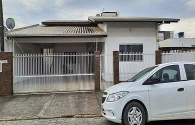 Imagem: A casa possui 4 Dormitórios, 2 Banheiros, 3 Vagas na garagem