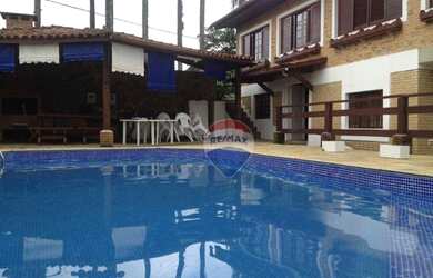 Imagem: A casa possui 4 Dormitórios, 5 Banheiros, 4 Vagas na garagem