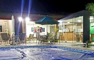 Imagem: A casa possui 2 Dormitórios, 3 Banheiros, 5 Vagas na garagem