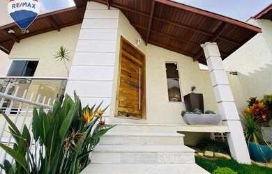 Imagem: A casa possui 3 Dormitórios, 3 Banheiros, 4 Vagas na garagem