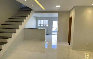 Imagem: A casa possui 3 Dormitórios, 2 Banheiros, 2 Vagas na garagem