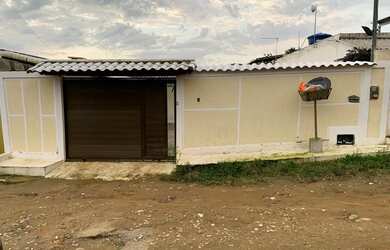 Imagem: A casa possui 3 Dormitórios, 2 Banheiros, 2 Vagas na garagem
