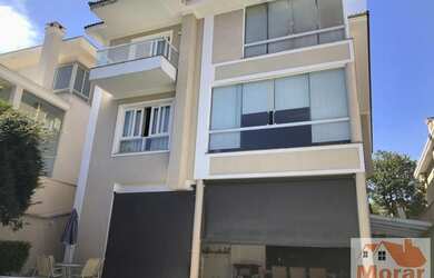 Imagem: A casa possui 4 Dormitórios, 2 Banheiros, 5 Vagas na garagem