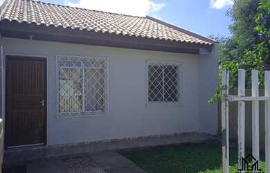 Imagem: A casa possui 2 Dormitórios, 1 Banheiro, 1 Vaga na garagem