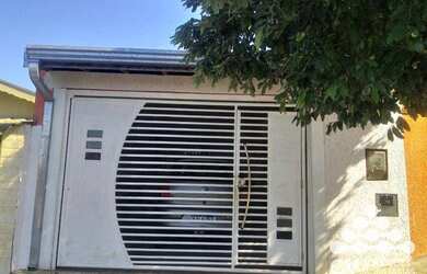 Imagem: A casa possui 2 Dormitórios, 1 Banheiro, 2 Vagas na garagem