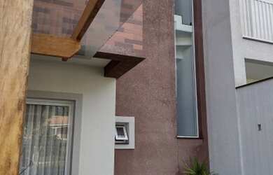 Imagem: A casa possui 3 Dormitórios, 3 Banheiros, 2 Vagas na garagem