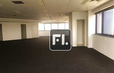 Imagem: O depósito possui 5 Vagas na garagem e 620m² de Área e está