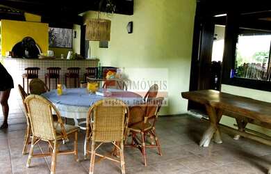 Imagem: A casa possui 5 Dormitórios, 2 Banheiros, 2 Vagas na garagem