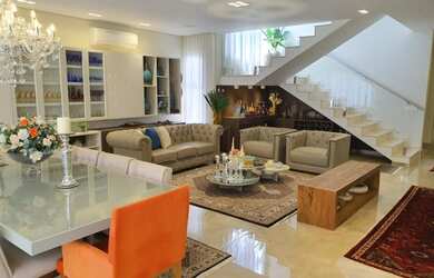 Imagem: A casa em condomínio possui 4 Dormitórios, 5 Banheiros e 450m²