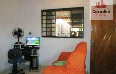 Imagem: A casa possui 2 Dormitórios, 2 Banheiros, 2 Vagas na garagem