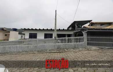 Imagem: A casa possui 3 Dormitórios, 2 Banheiros, 2 Vagas na garagem