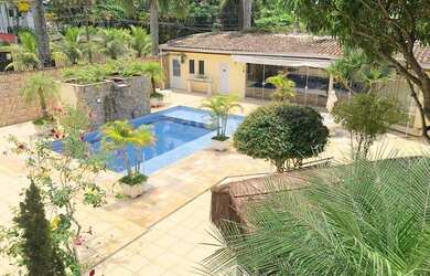 Imagem: A casa possui 5 Dormitórios, 5 Banheiros, 5 Vagas na garagem