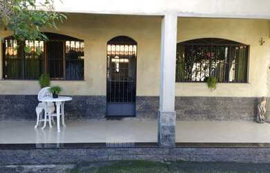 Imagem: A casa possui 3 Dormitórios, 3 Banheiros, 3 Vagas na garagem