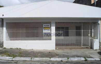 Imagem: A casa possui 4 Dormitórios, 3 Banheiros, 2 Vagas na garagem