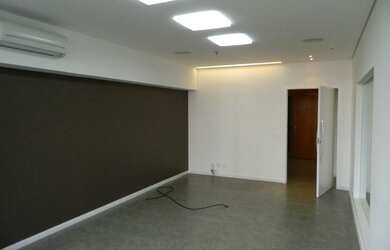 Imagem: O depósito possui 5 Vagas na garagem, 187m² de Área e está