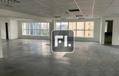 Imagem: O depósito possui 3 Vagas na garagem e 126m² de Área e está