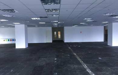 Imagem: O depósito possui 5 Vagas na garagem e 557m² de Área e está