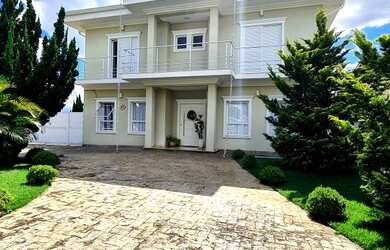 Imagem: A casa possui 3 Dormitórios, 5 Banheiros, 2 Vagas na garagem