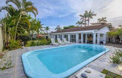 Imagem: A casa possui 4 Dormitórios, 2 Banheiros, 5 Vagas na garagem