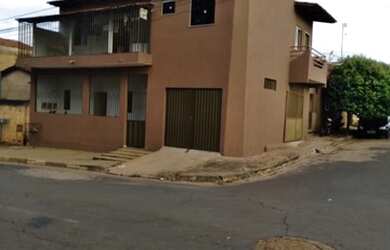 Imagem: A casa possui 3 Dormitórios, 2 Banheiros, 1 Vaga na garagem