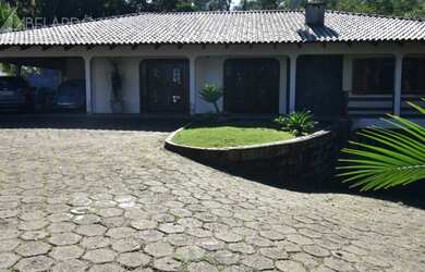 Imagem: A casa possui 3 Dormitórios, 2 Banheiros, 4 Vagas na garagem