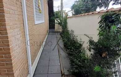 Imagem: A casa possui 3 Dormitórios, 4 Banheiros, 2 Vagas na garagem