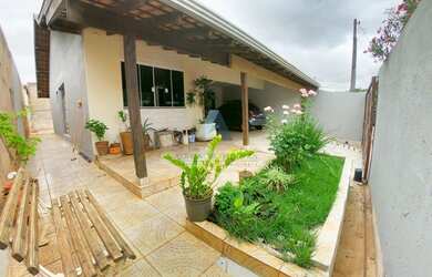 Imagem: A casa possui 3 Dormitórios, 2 Banheiros, 3 Vagas na garagem