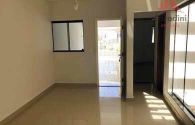 Imagem: A casa possui 2 Dormitórios, 2 Banheiros, 2 Vagas na garagem