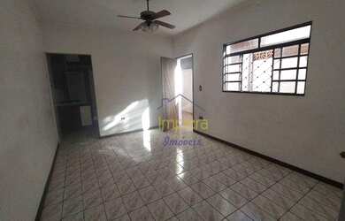 Imagem: A casa possui 2 Dormitórios, 1 Banheiro, 2 Vagas na garagem