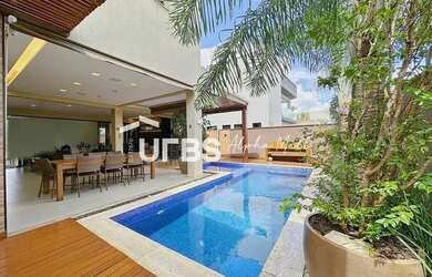 Imagem: A casa possui 5 Dormitórios, 5 Banheiros, 4 Vagas na garagem