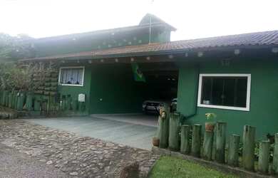 Imagem: A casa possui 5 Dormitórios, 2 Banheiros, 3 Vagas na garagem