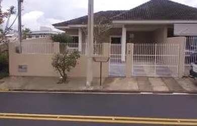 Imagem: A casa possui 2 Dormitórios, 3 Banheiros, 1 Vaga na garagem