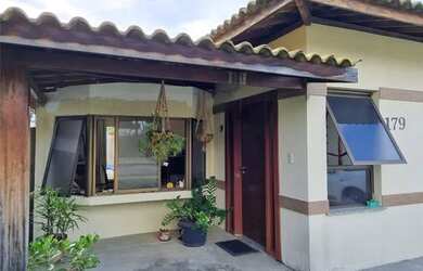 Imagem: A casa em condomínio possui 3 Dormitórios, 2 Banheiros, 3