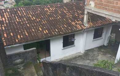 Imagem: A casa possui 3 Dormitórios, 1 Banheiro, 1 Vaga na garagem