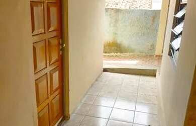 Imagem: A casa possui 3 Dormitórios, 2 Banheiros, 5 Vagas na garagem