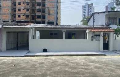 Imagem: A casa em condomínio para alugar possui 3 Dormitórios, 3 Banheiros