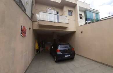 Imagem: A casa possui 4 Dormitórios, 5 Banheiros, 4 Vagas na garagem