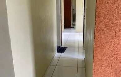 Imagem: A casa possui 2 Dormitórios, 2 Banheiros, 1 Vaga na garagem